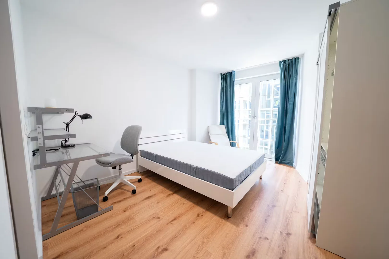 Quarto de estudante confortável e espaçoso em 