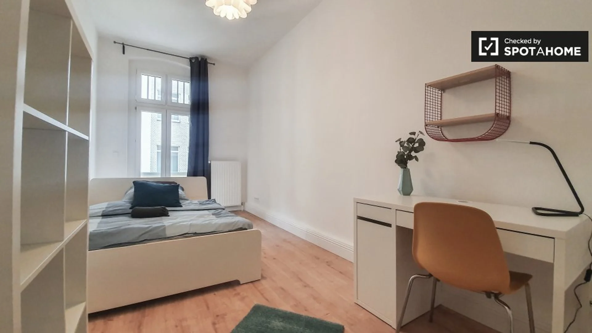 Comfortable and spacious student room in 