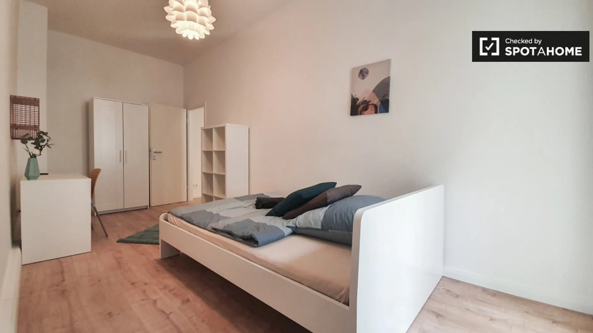 Comfortable and spacious student room in 