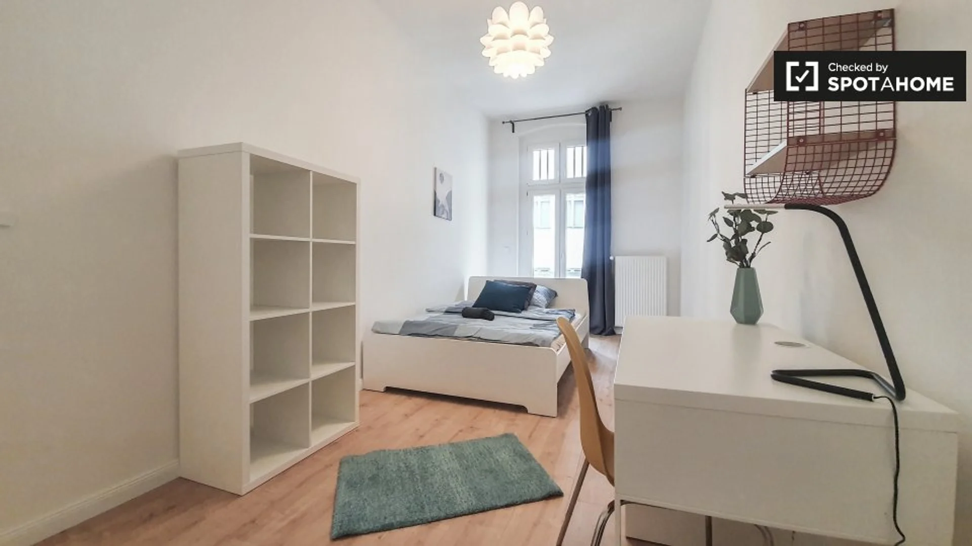 Comfortable and spacious student room in 