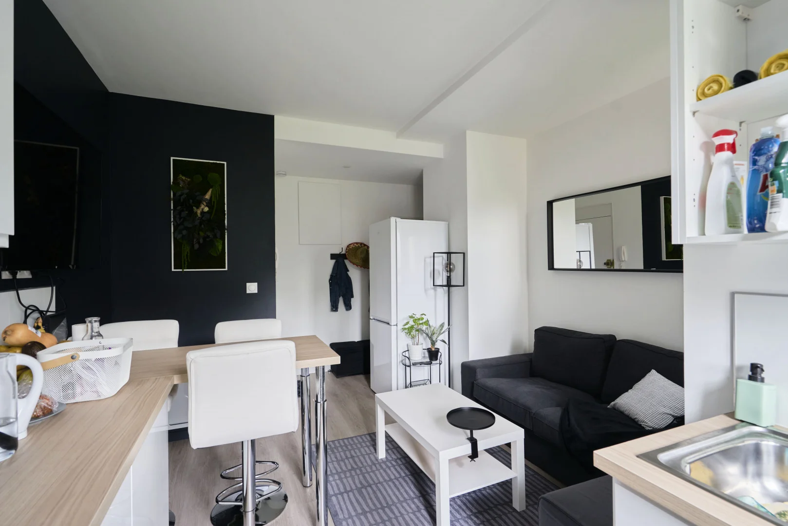 Habitación estudiantil luminosa y aireada con fácil acceso a la universidad en 