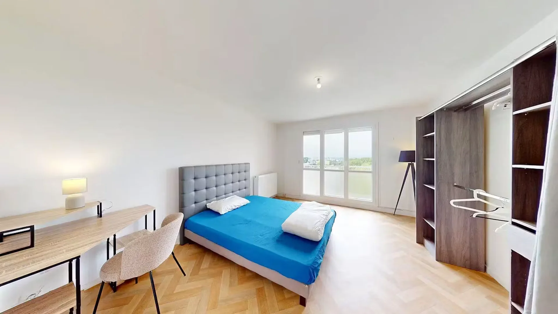 Quarto acessível para estudantes com iluminação ampla em
