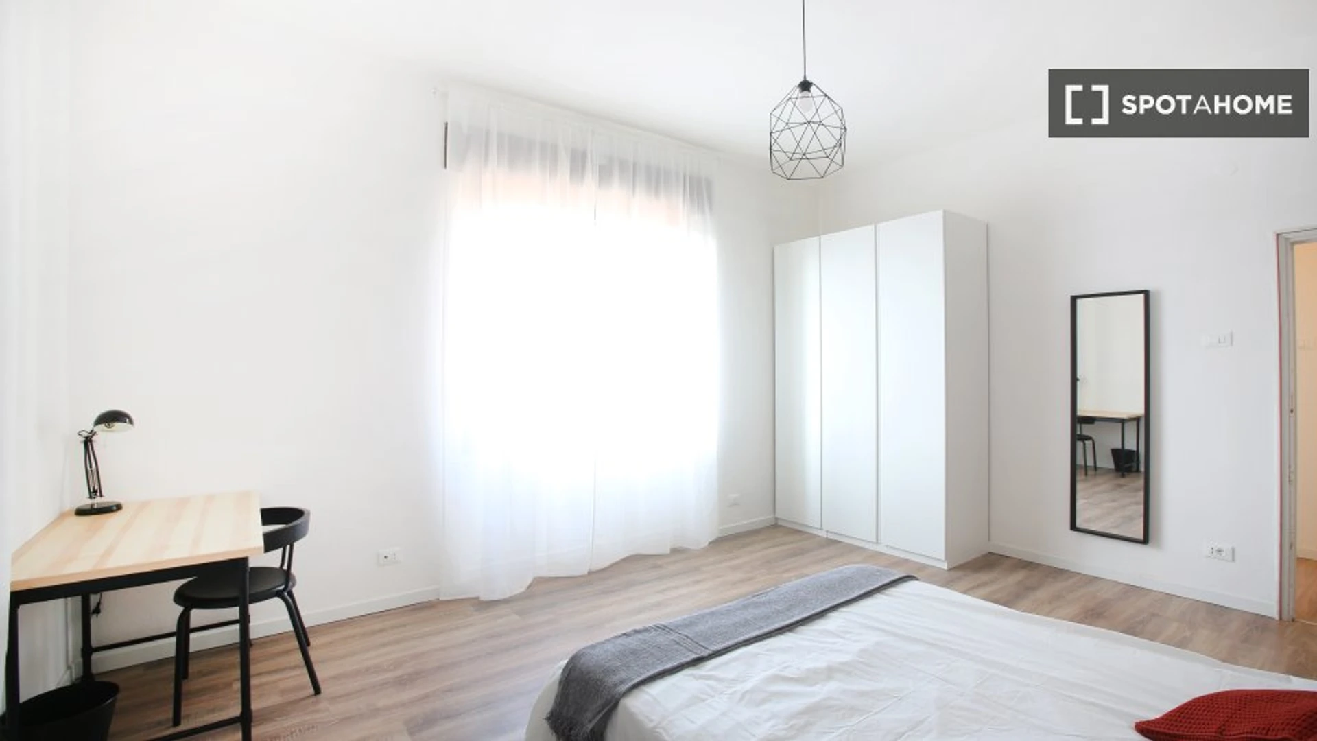 Modena de çift kişilik yataklı kiralık oda
