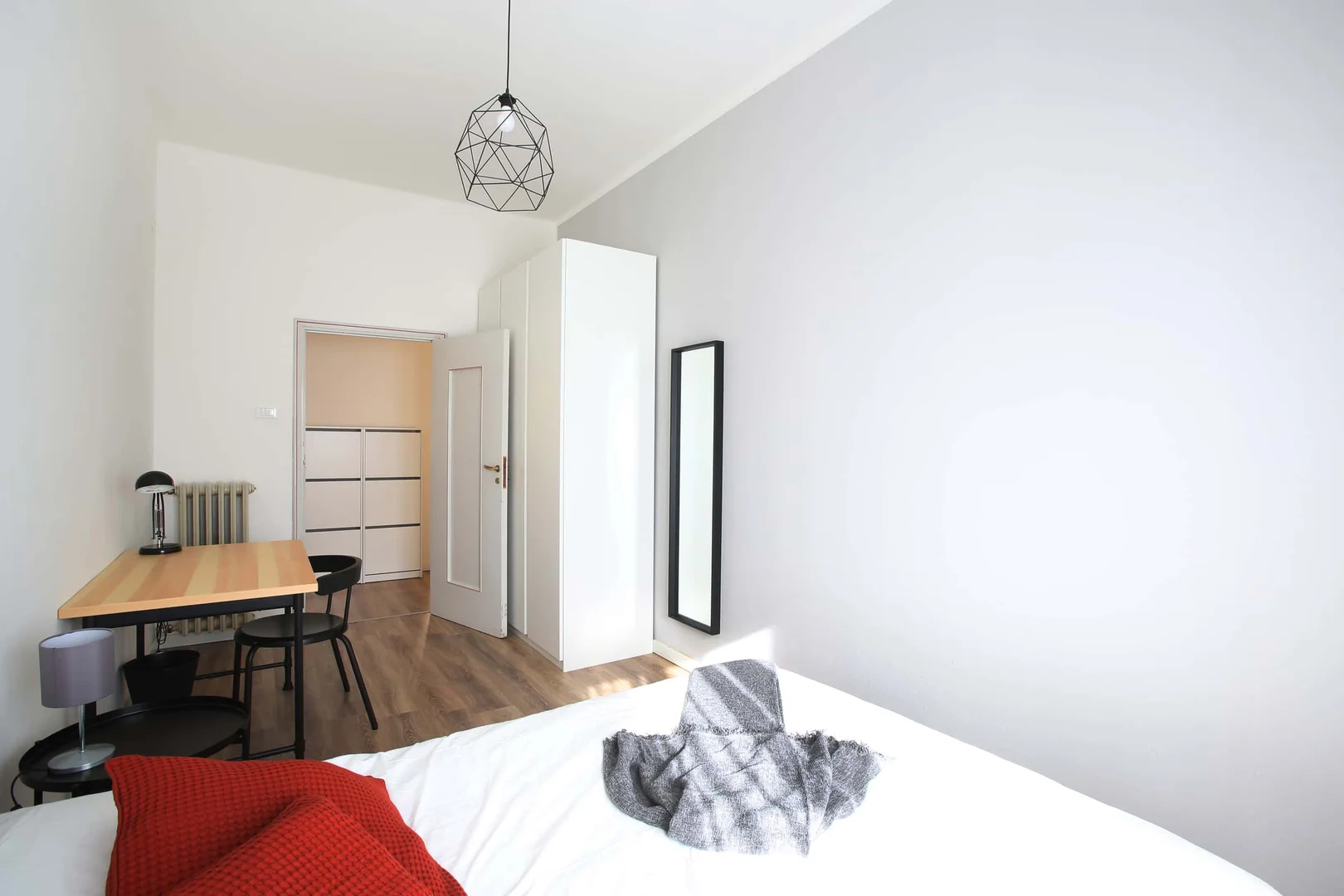 Funktionelles Studentenzimmer perfekt zum Studieren in 