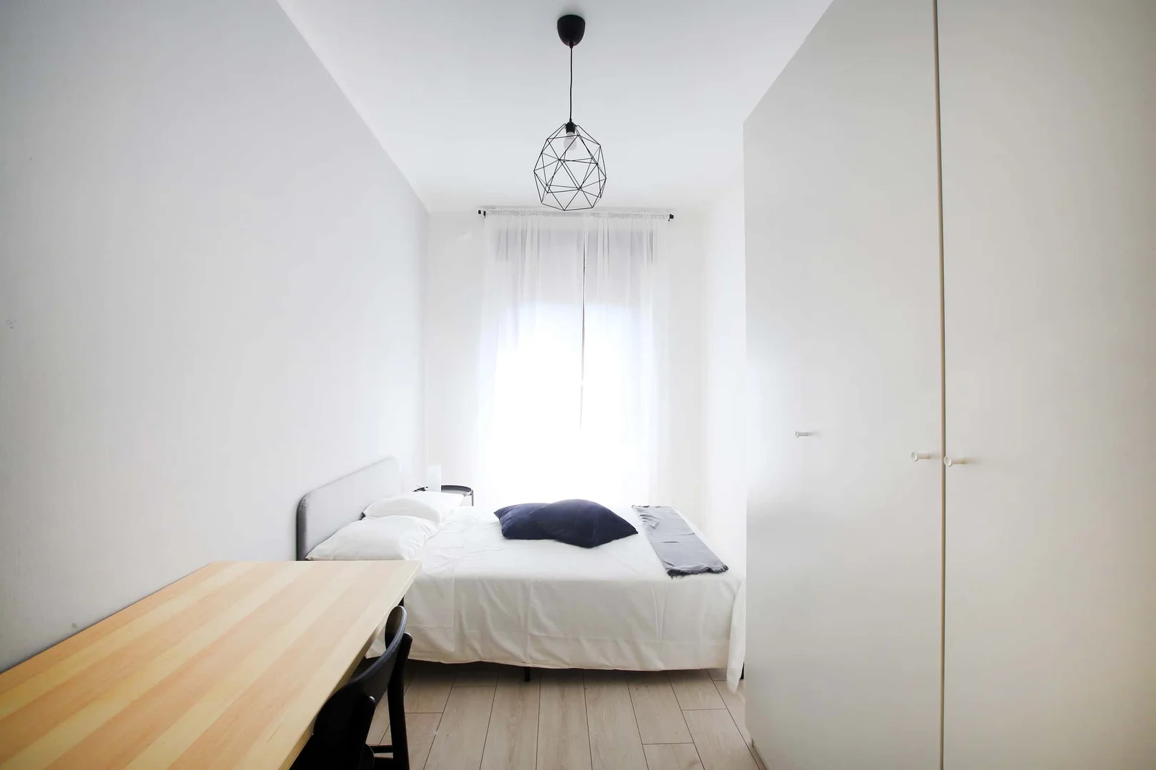 Chambre abordable pour les étudiants avec un bon éclairage dans 
