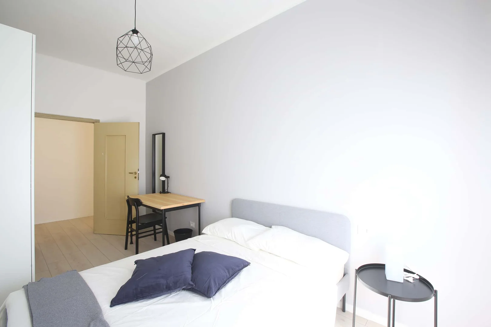 Chambre confortable pour étudiants disponible dans 