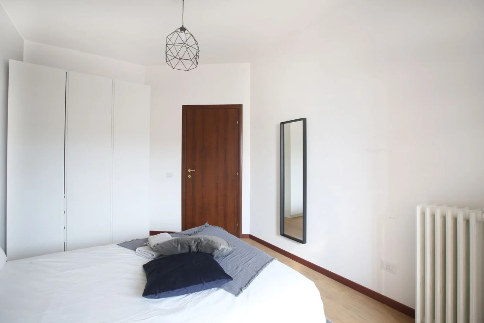 Bright private room in milano