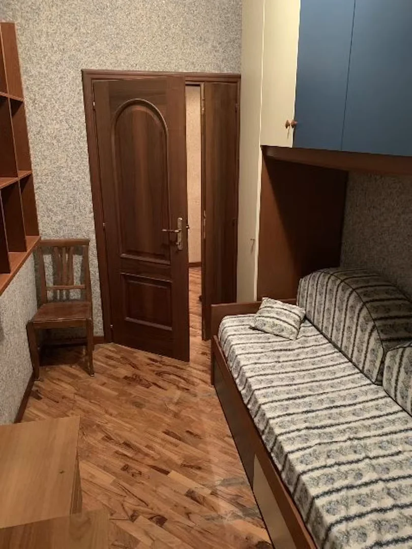 Functional student room perfect for studying in 