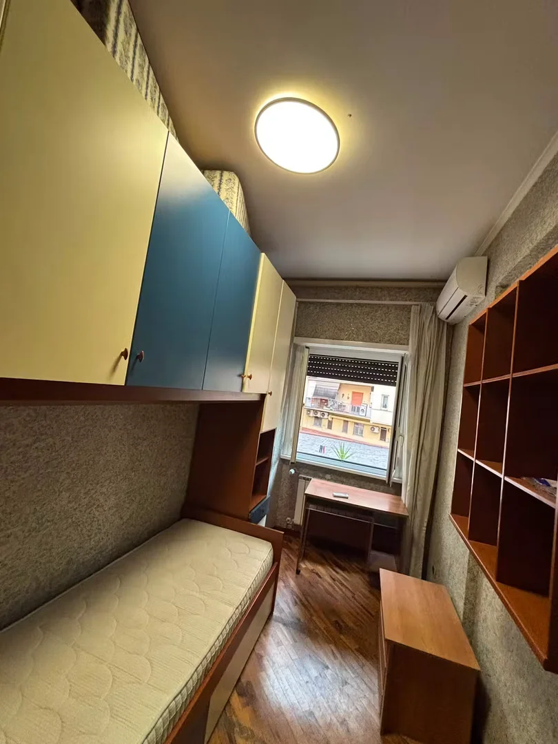 Comfortable and spacious student room in 
