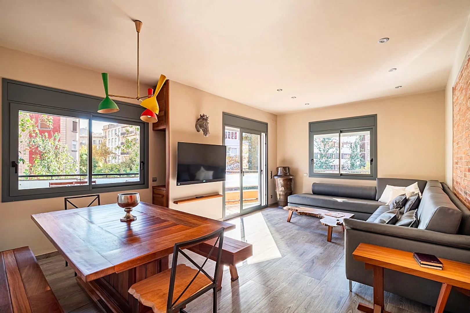 Av. de Mistral, 28, L'Eixample, 08015 Barcelona, España