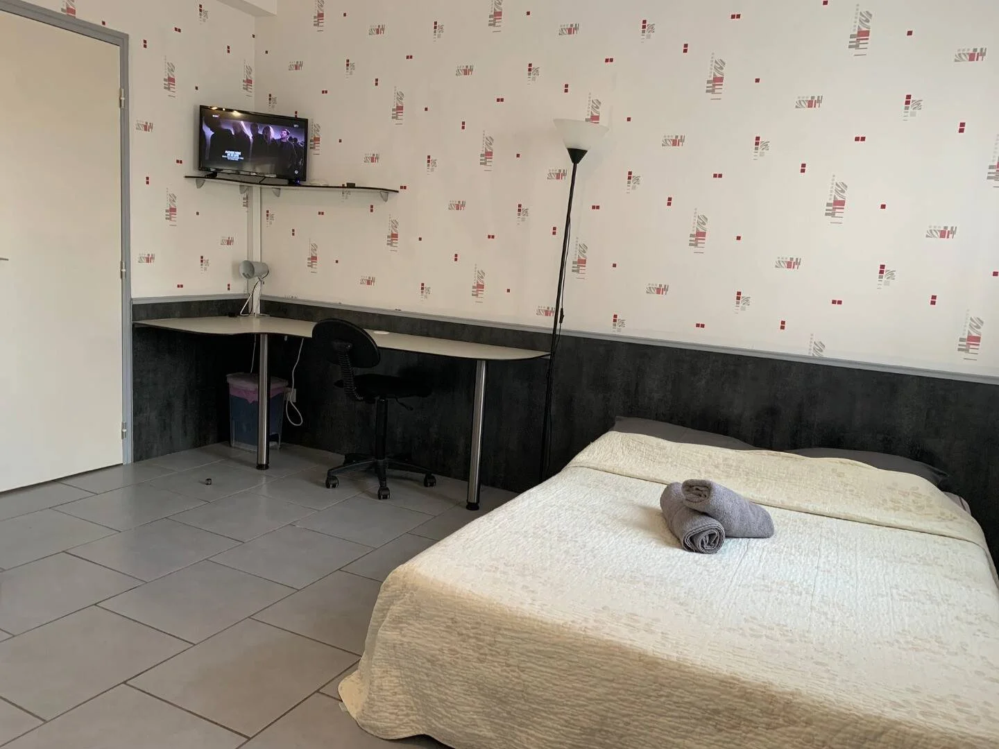 Studentenzimmer in  mit Arbeitsbereich und Gemeinschaftseinrichtungen