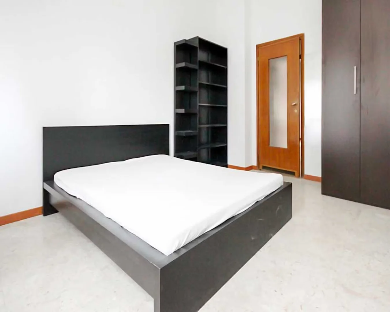 Student-friendly room in  with modern amenities