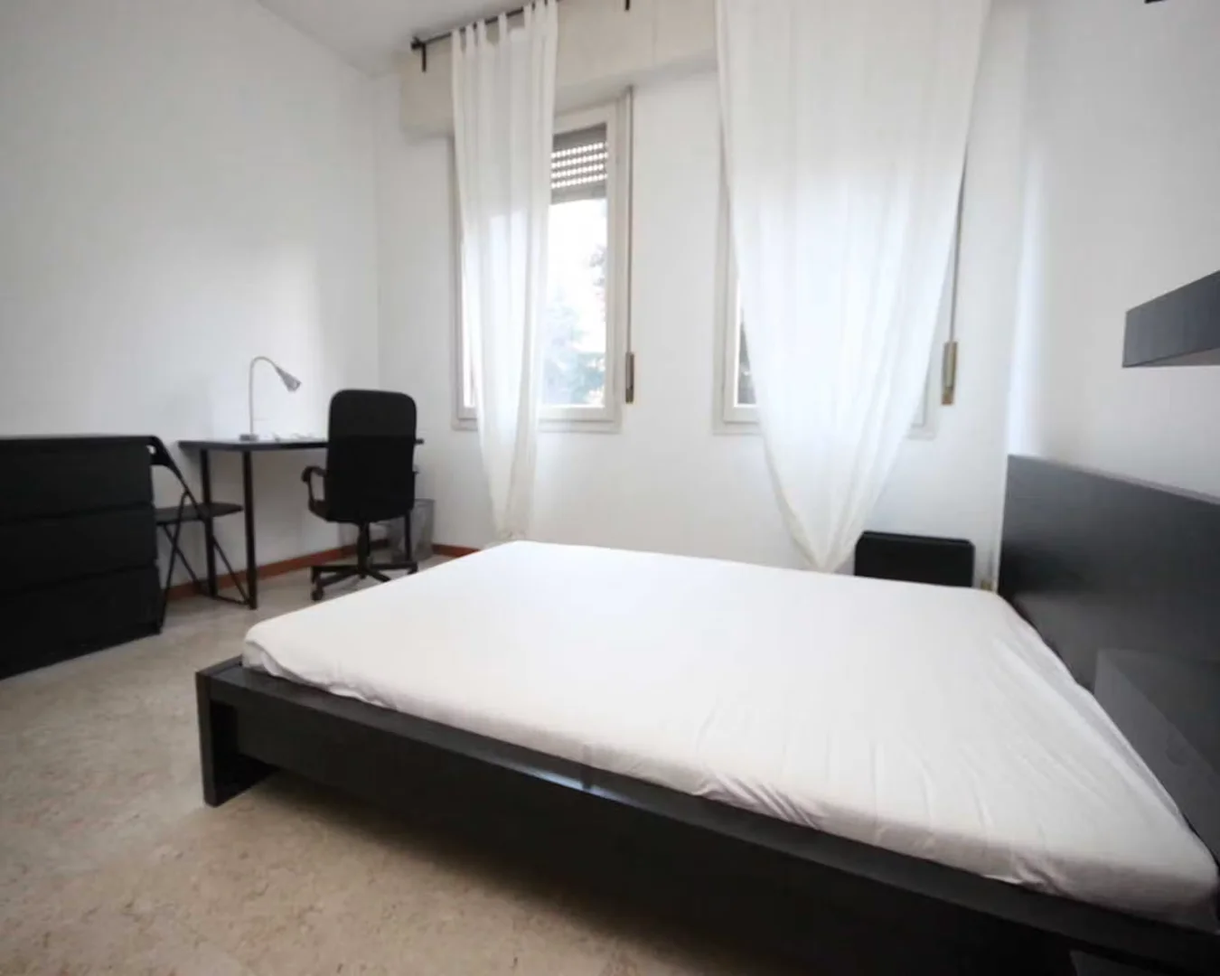 Comfortable and spacious student room in 