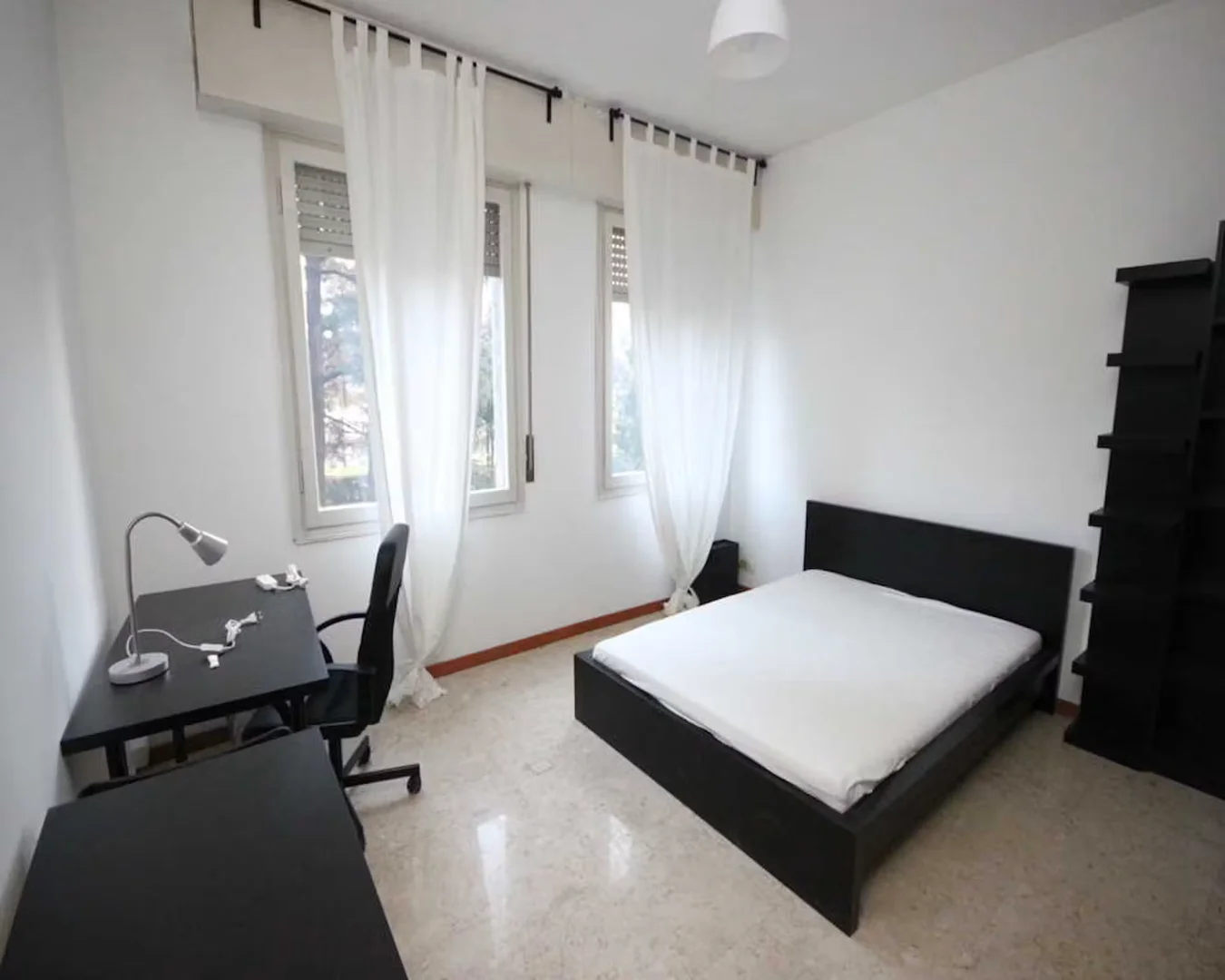 Bright and airy student room with easy university access in 