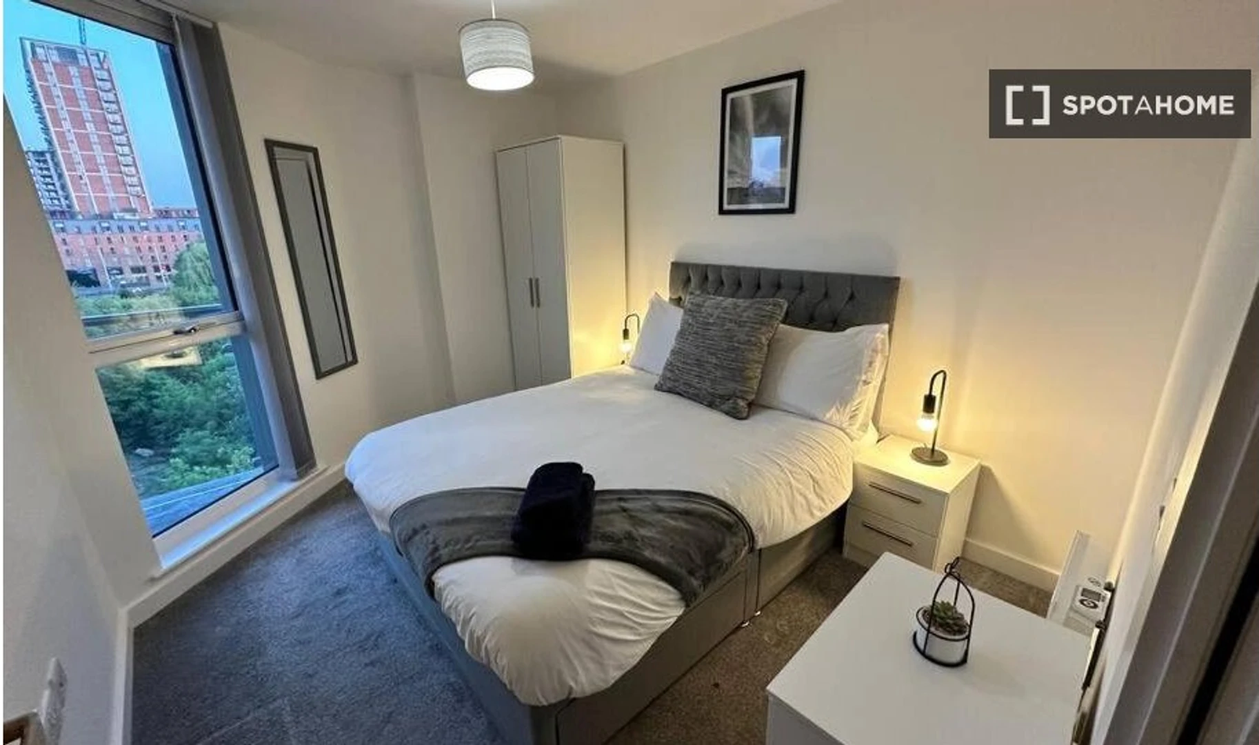 Alojamiento con 3 habitaciones en Salford