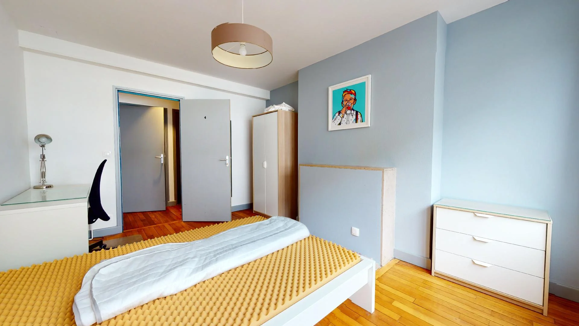 Comfortable and spacious student room in 