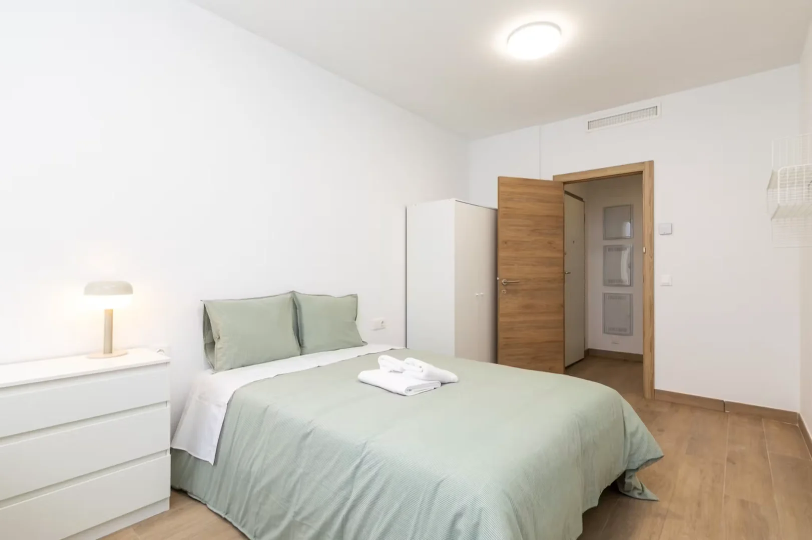 Quarto para alugar em apartamento de estudantes em , totalmente mobilado