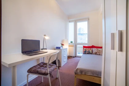 Warszawa de çift kişilik yataklı kiralık oda