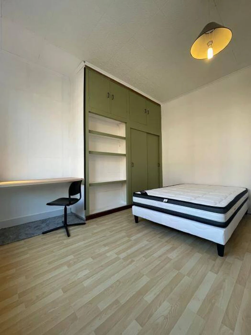 Liège de ortak bir dairede kiralık oda