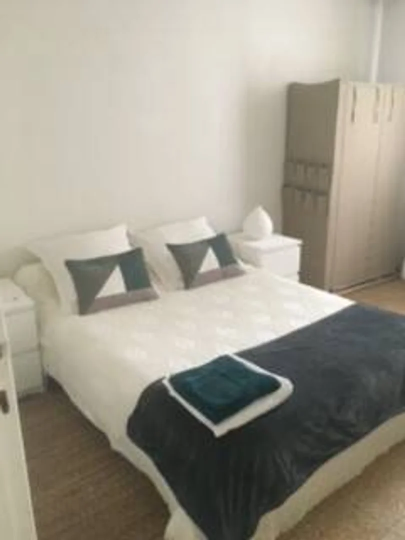 Quarto de estudante em  com área de estudo e instalações partilhadas