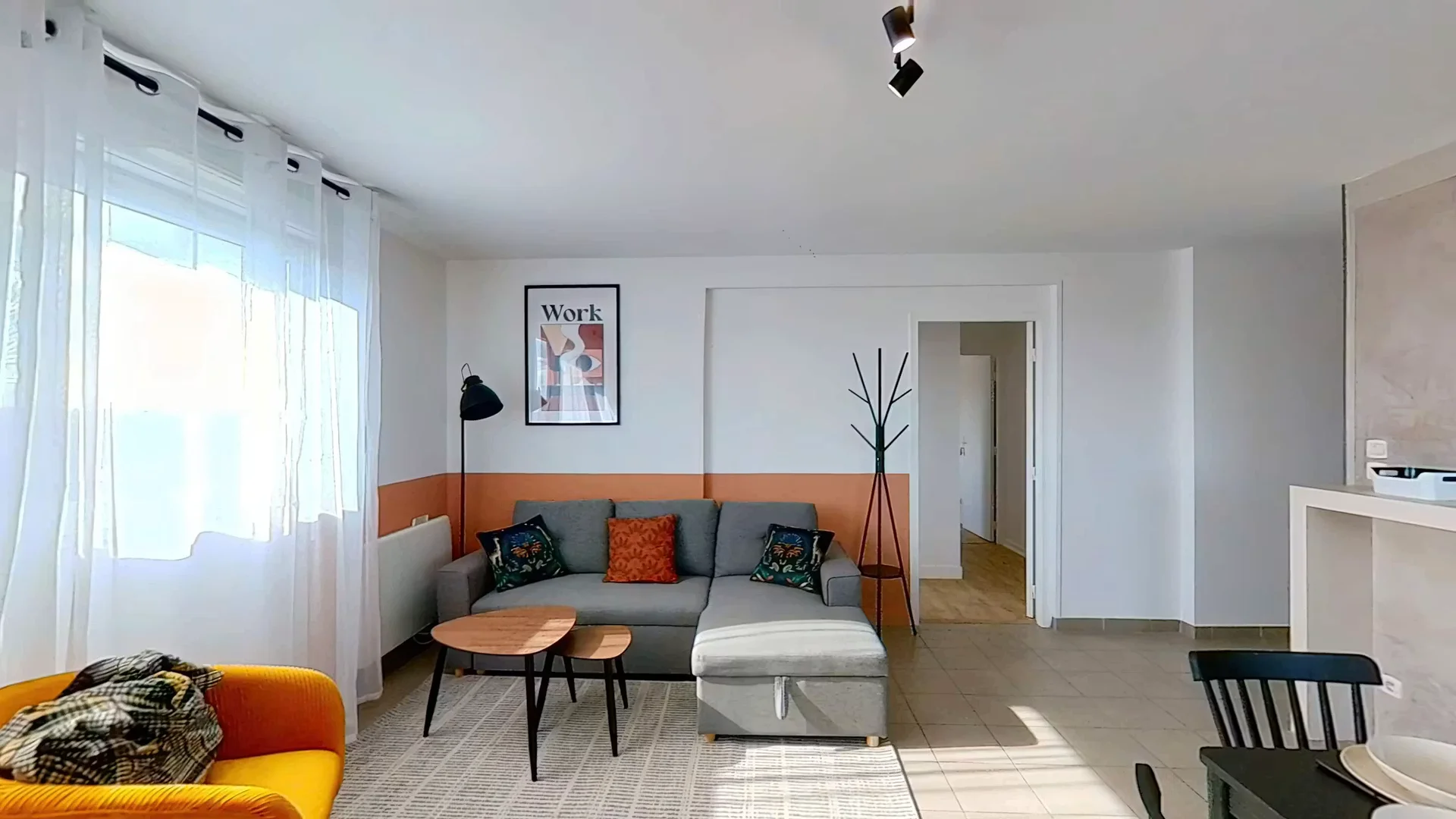Studentenzimmer in mit Arbeitsbereich und Gemeinschaftseinrichtungen