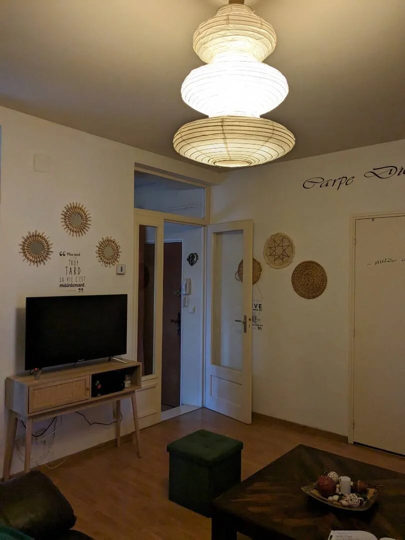 Studentenzimmer in  mit Arbeitsbereich und Gemeinschaftseinrichtungen