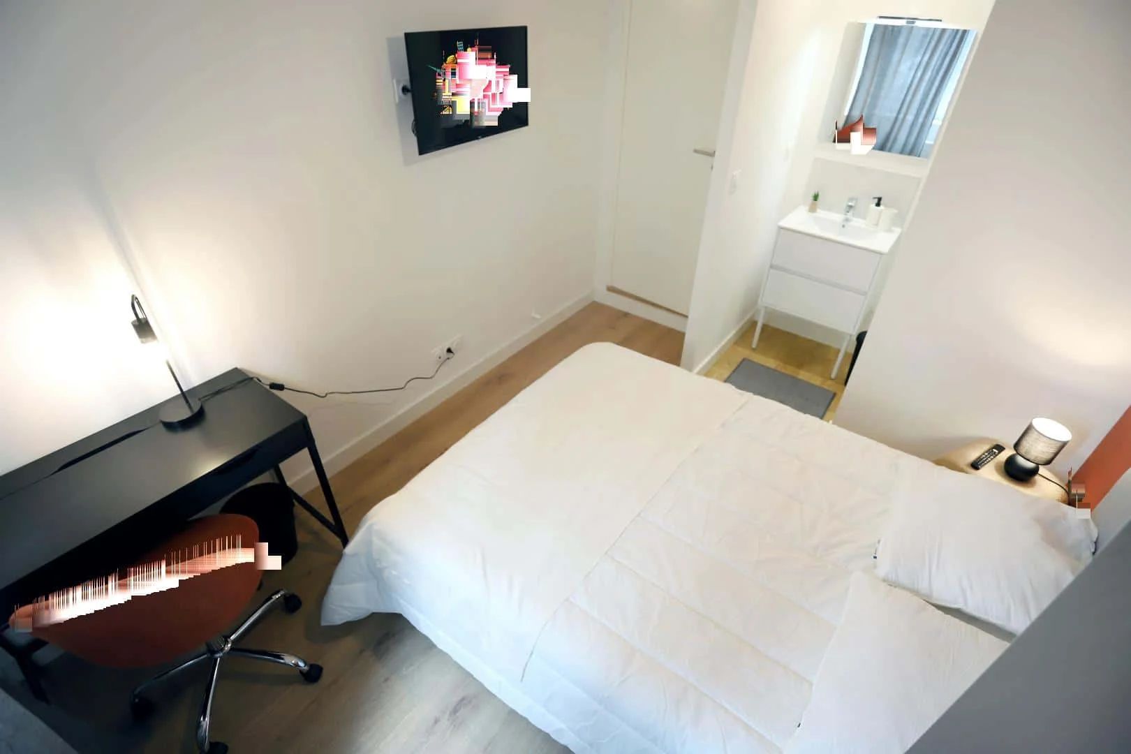 Comfortable and spacious student room in