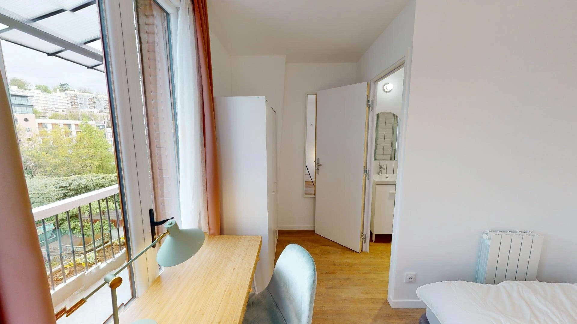 Bright private room in Issy-les-moulineaux