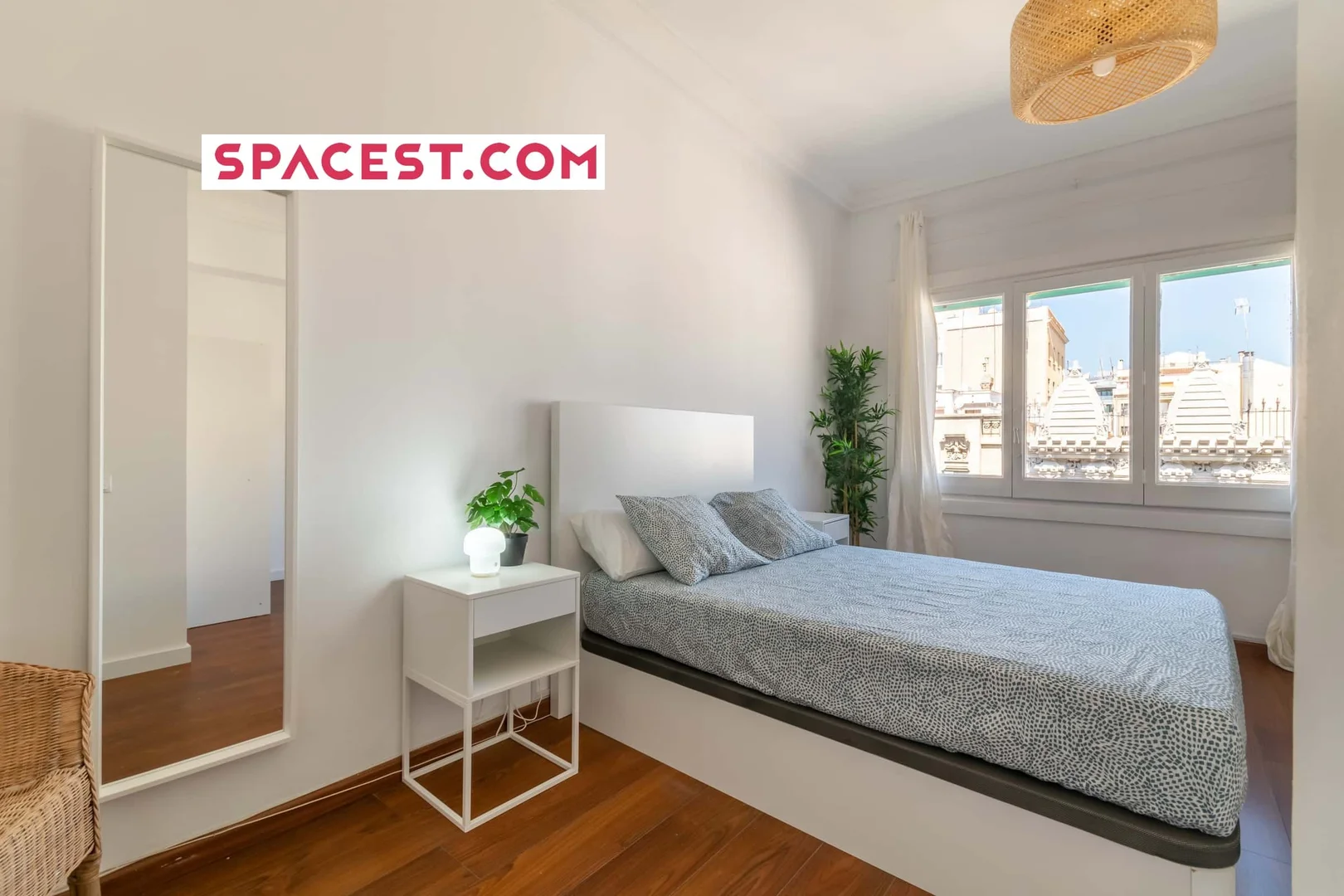 Bright and airy student room with easy university access in 