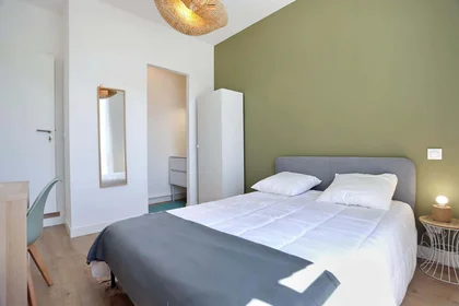 Habitación en alquiler con cama doble {area}