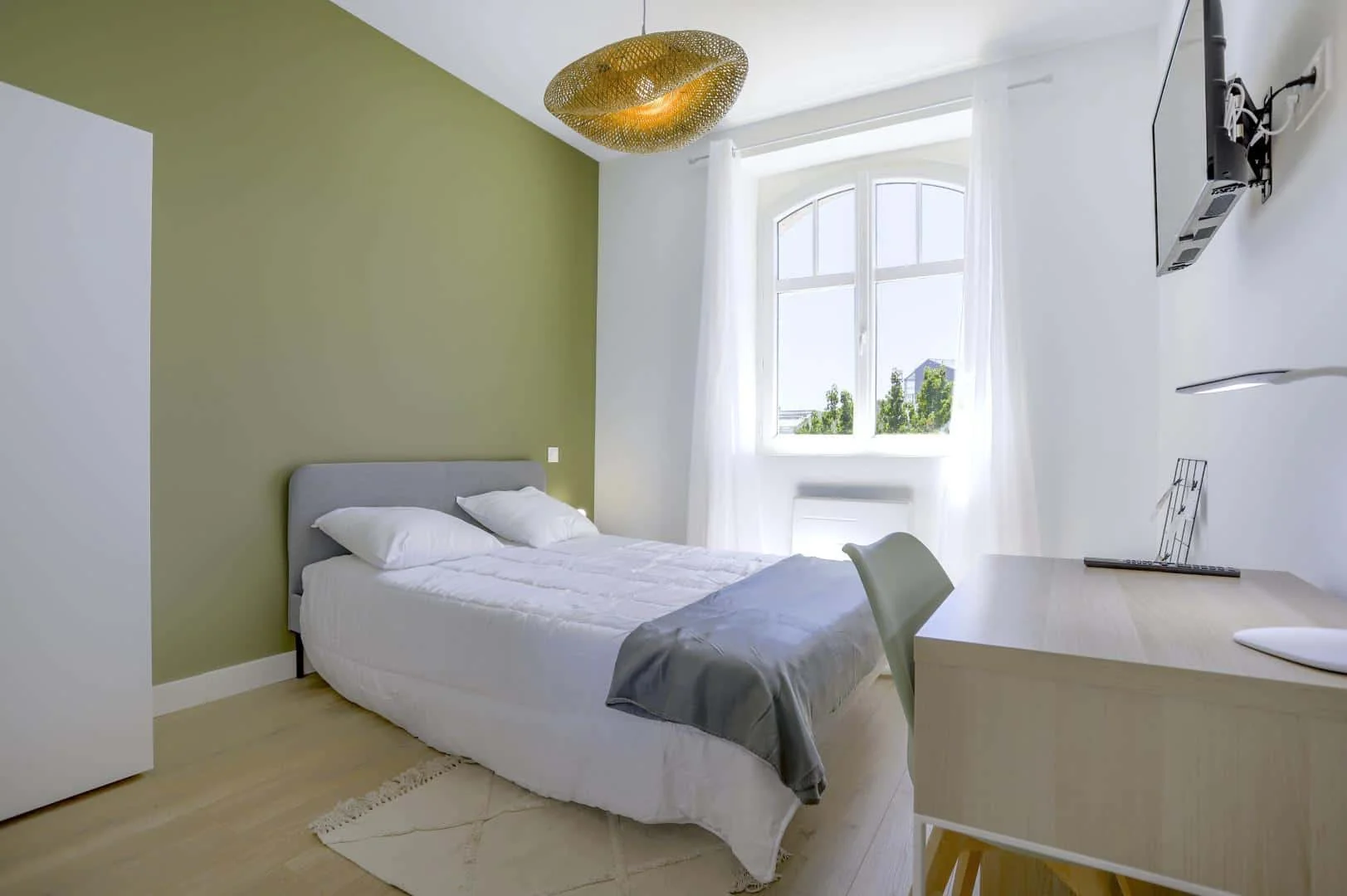 Habitación estudiantil luminosa y aireada con fácil acceso a la universidad en 