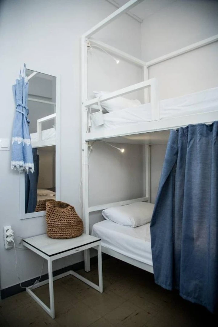 Stanza in condivisione in un appartamento di 3 camere da letto Atene