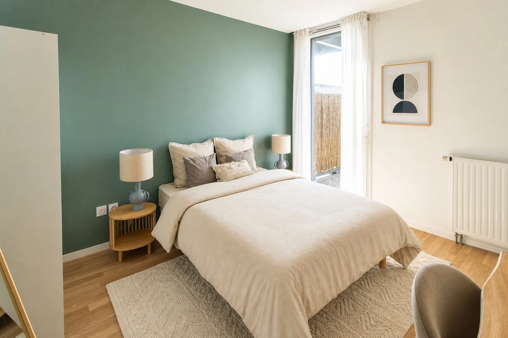 Bright and airy student room with easy university access in 