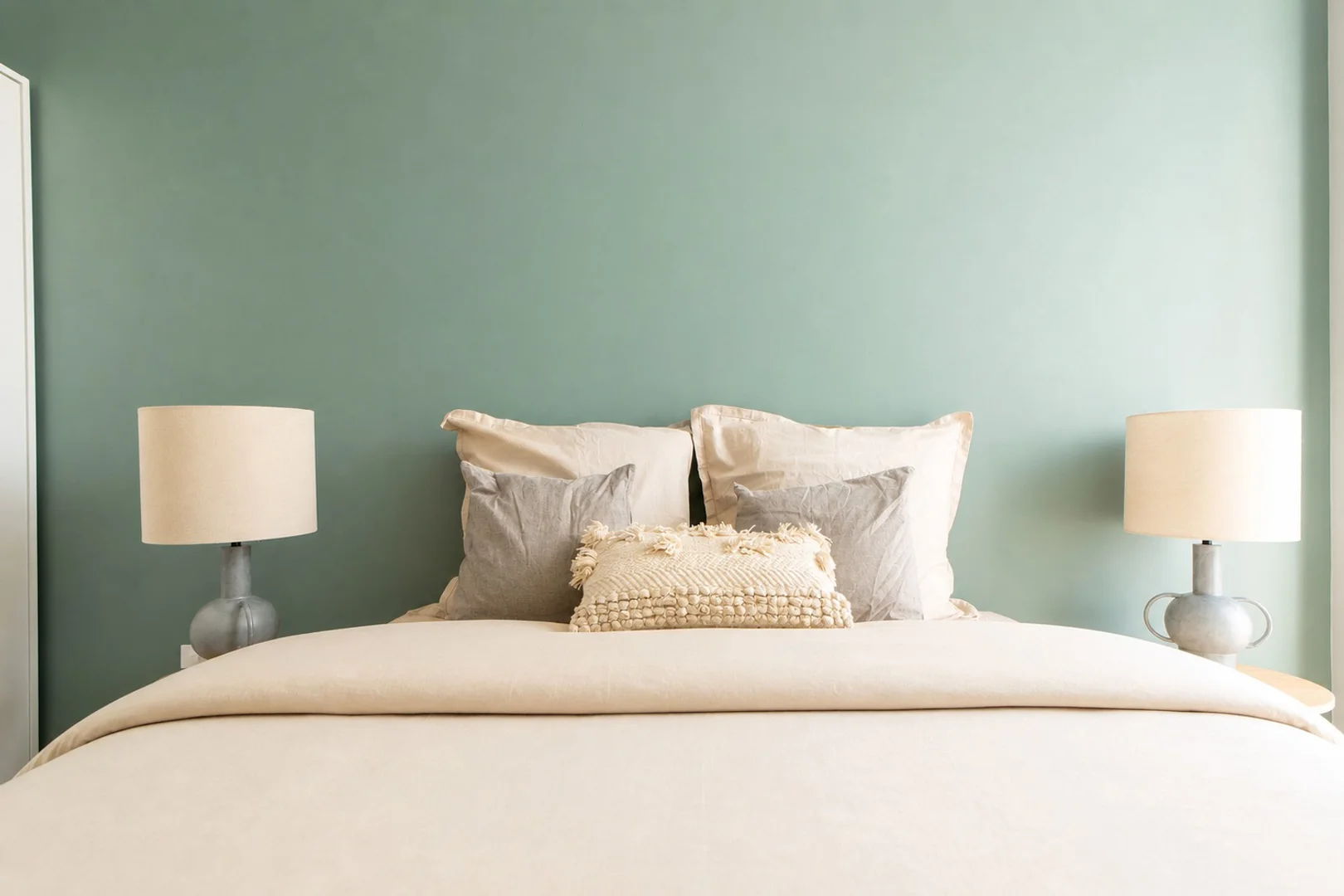 Affordable room for students with ample lighting in 