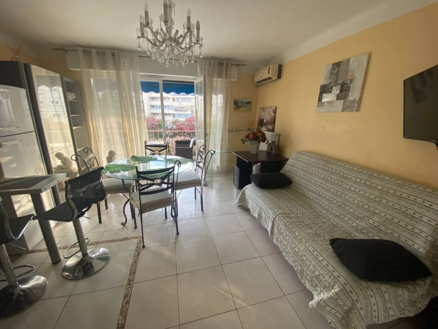 Affordable room for students with ample lighting in 