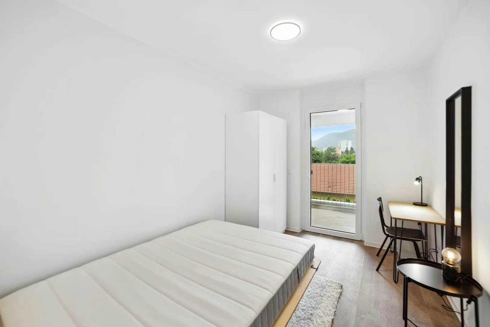 Studentenzimmer in  mit Arbeitsbereich und Gemeinschaftseinrichtungen