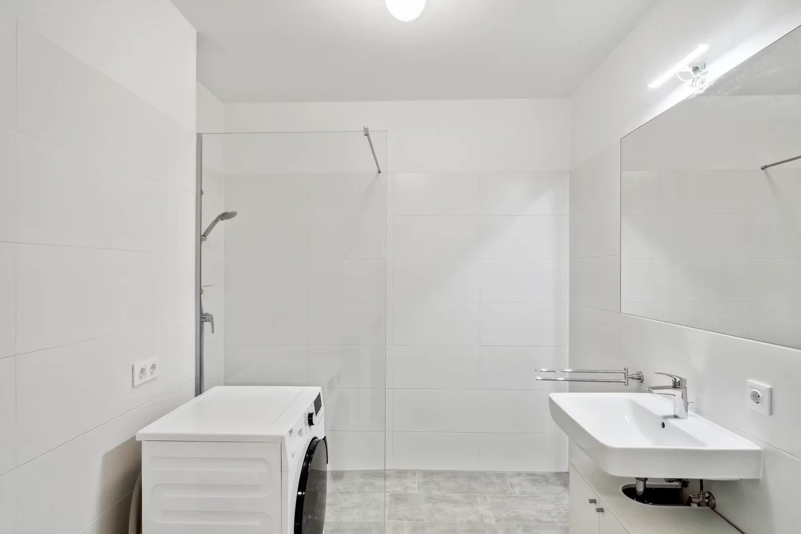 Economical student room with convenient location in