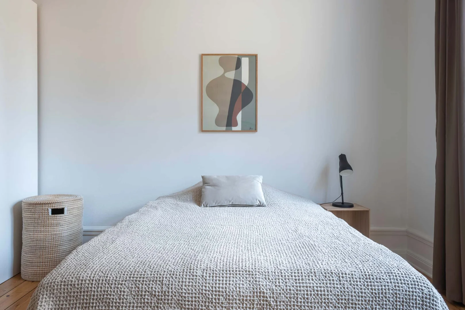 Economical student room with convenient location in 