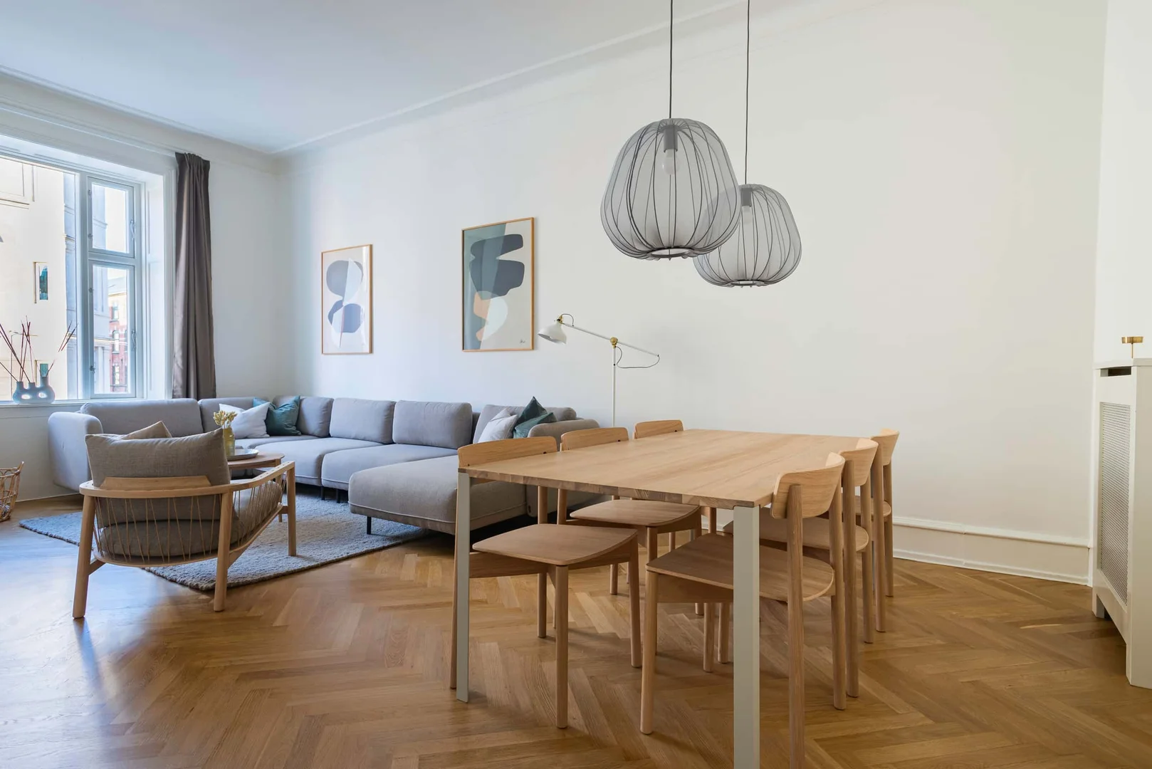 Habitación estudiantil luminosa y aireada con fácil acceso a la universidad en