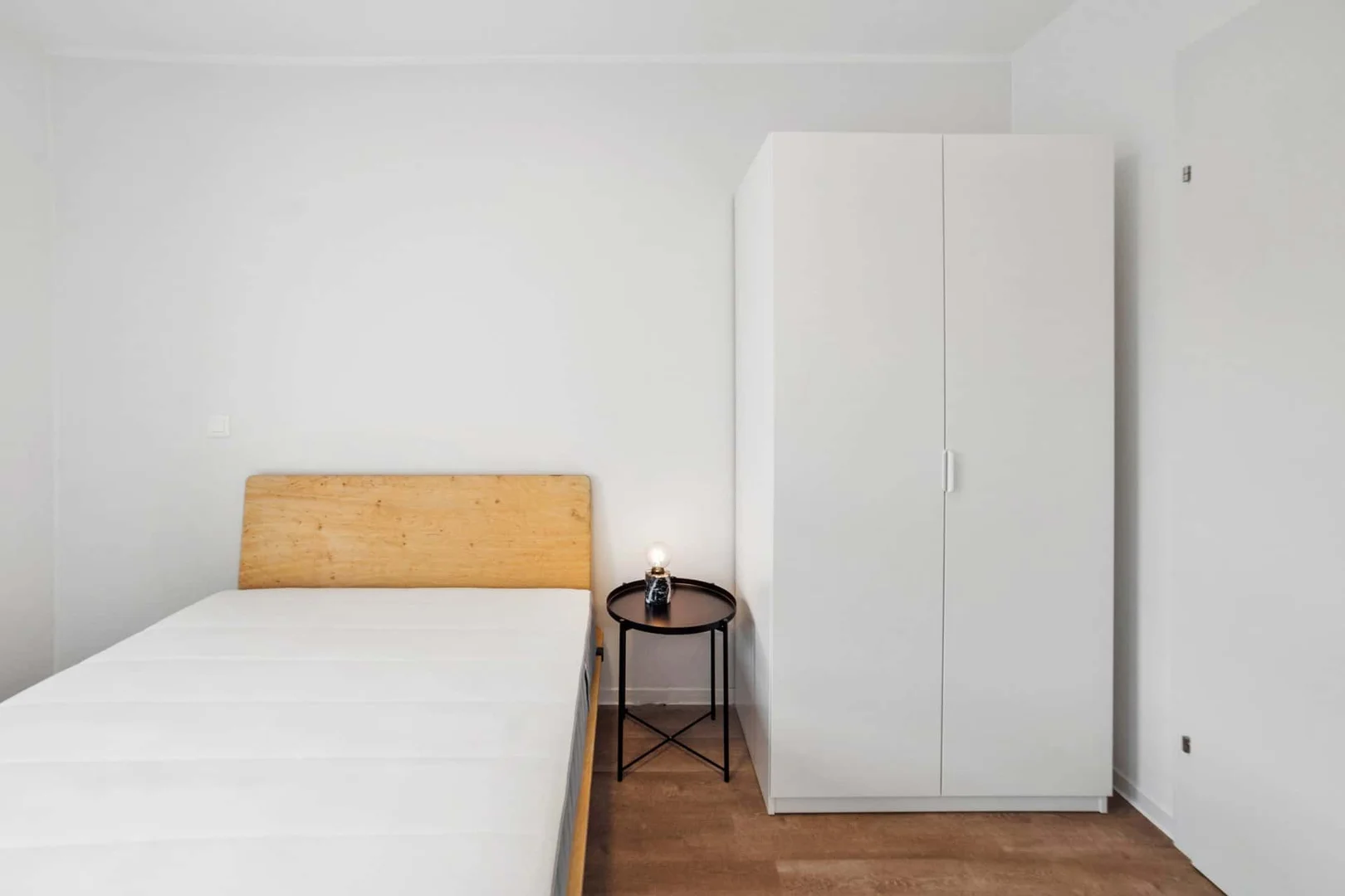 Quarto de estudante confortável e espaçoso em 
