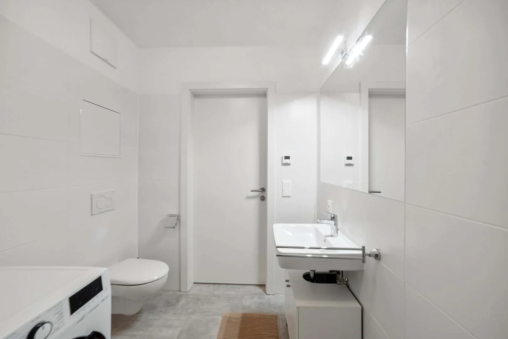 Quarto de estudante luminoso e arejado com acesso fácil à universidade em 