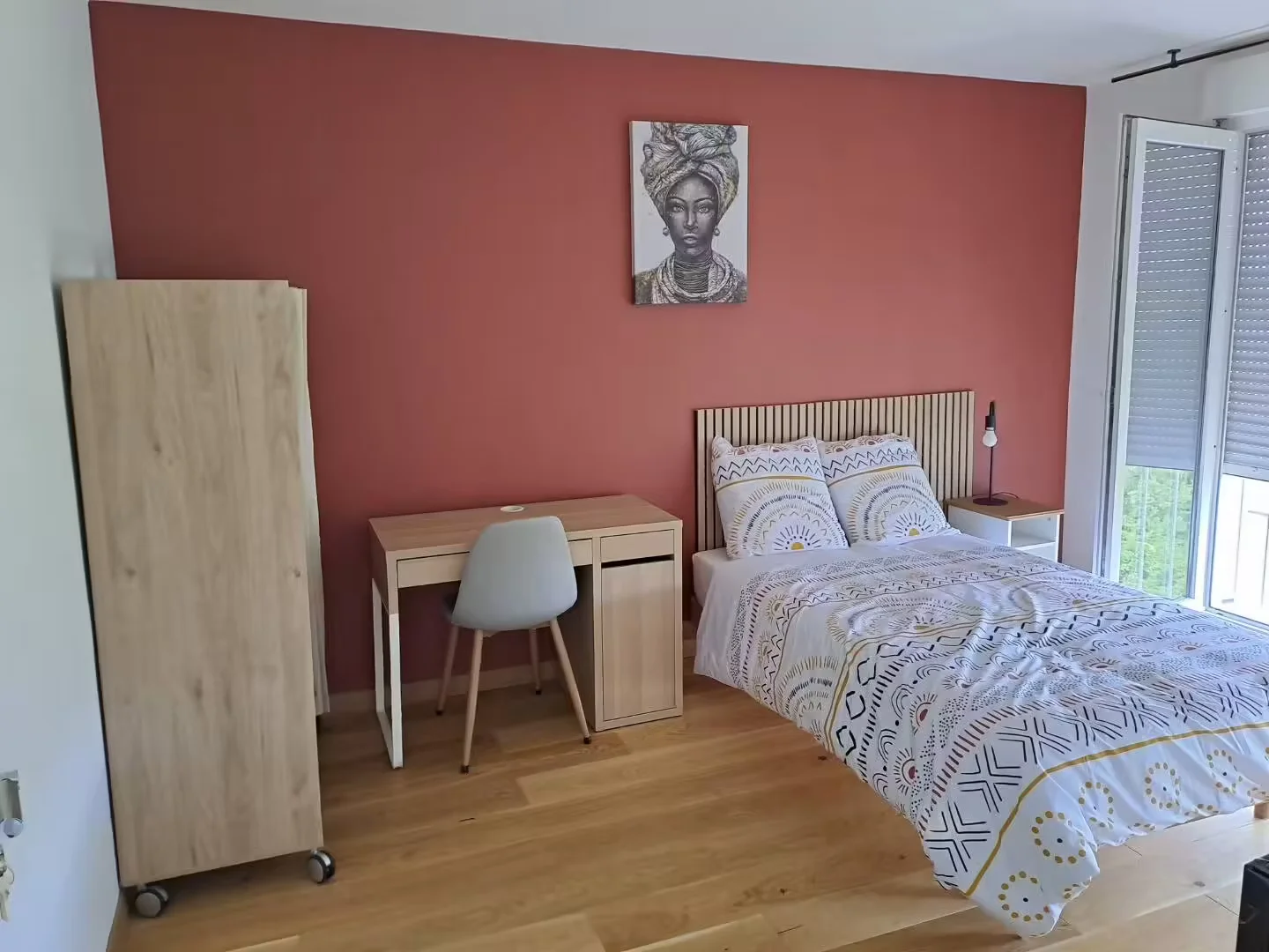 Niedrogi pokój dla studentów z dużym oświetleniem w 