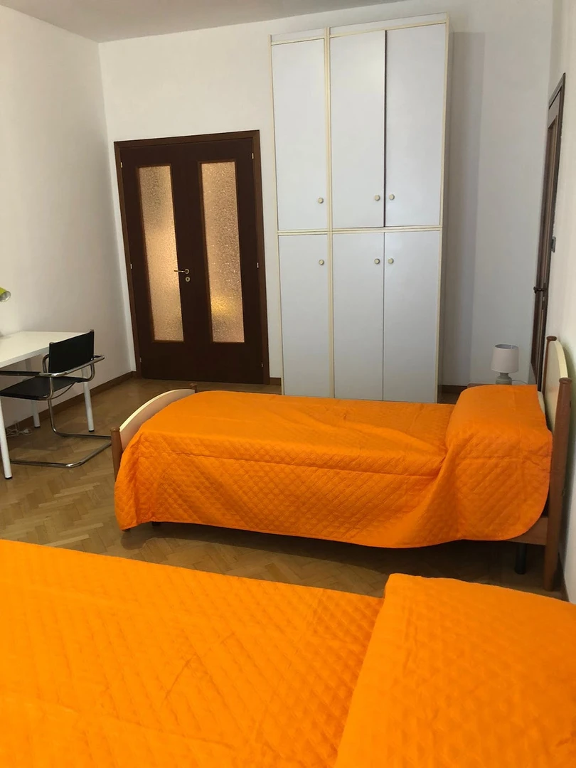 Mehrbettzimmer in 3-Zimmer-Wohnung Ferrara