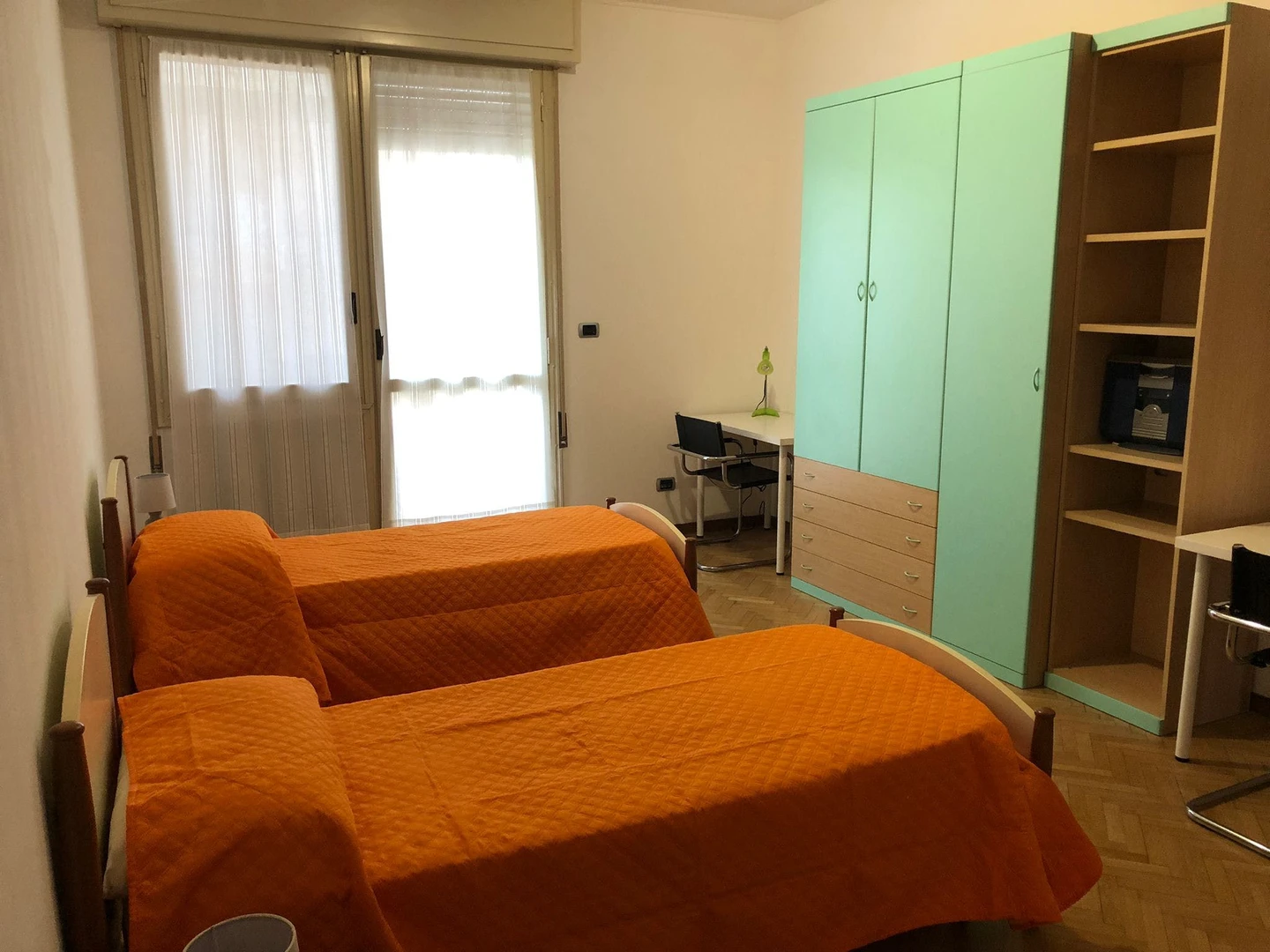 Habitación compartida en apartamento de 3 dormitorios Ferrara