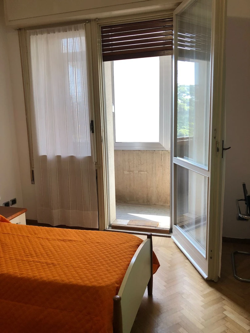 Mehrbettzimmer in 3-Zimmer-Wohnung Ferrara
