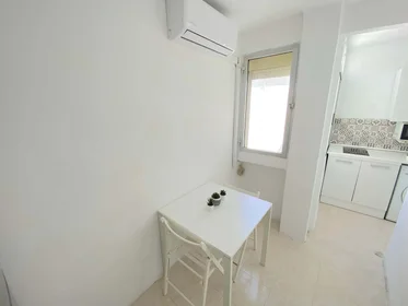 Quarto privado em C. el Pedroso, 4, 41008 Sevilla, España, imagem 12 de 16