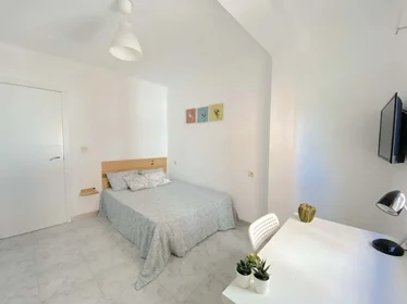 Quarto privado em Bda. la Palmilla, 3, 41009 Sevilla, España, imagem 4 de 13