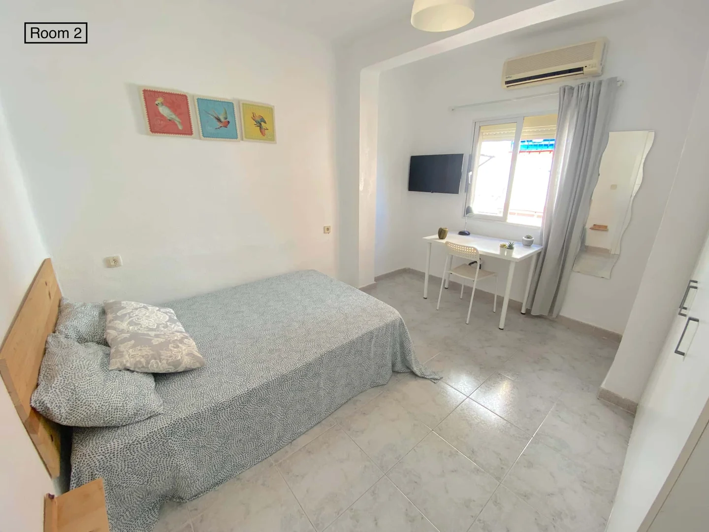 Quarto acessível para estudantes com iluminação ampla em 