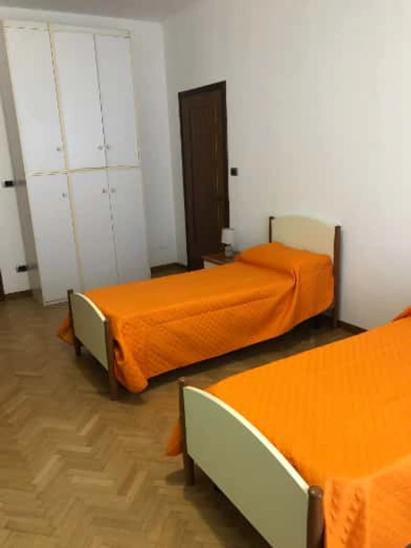 3 yatak odalı dairede ortak oda Ferrara