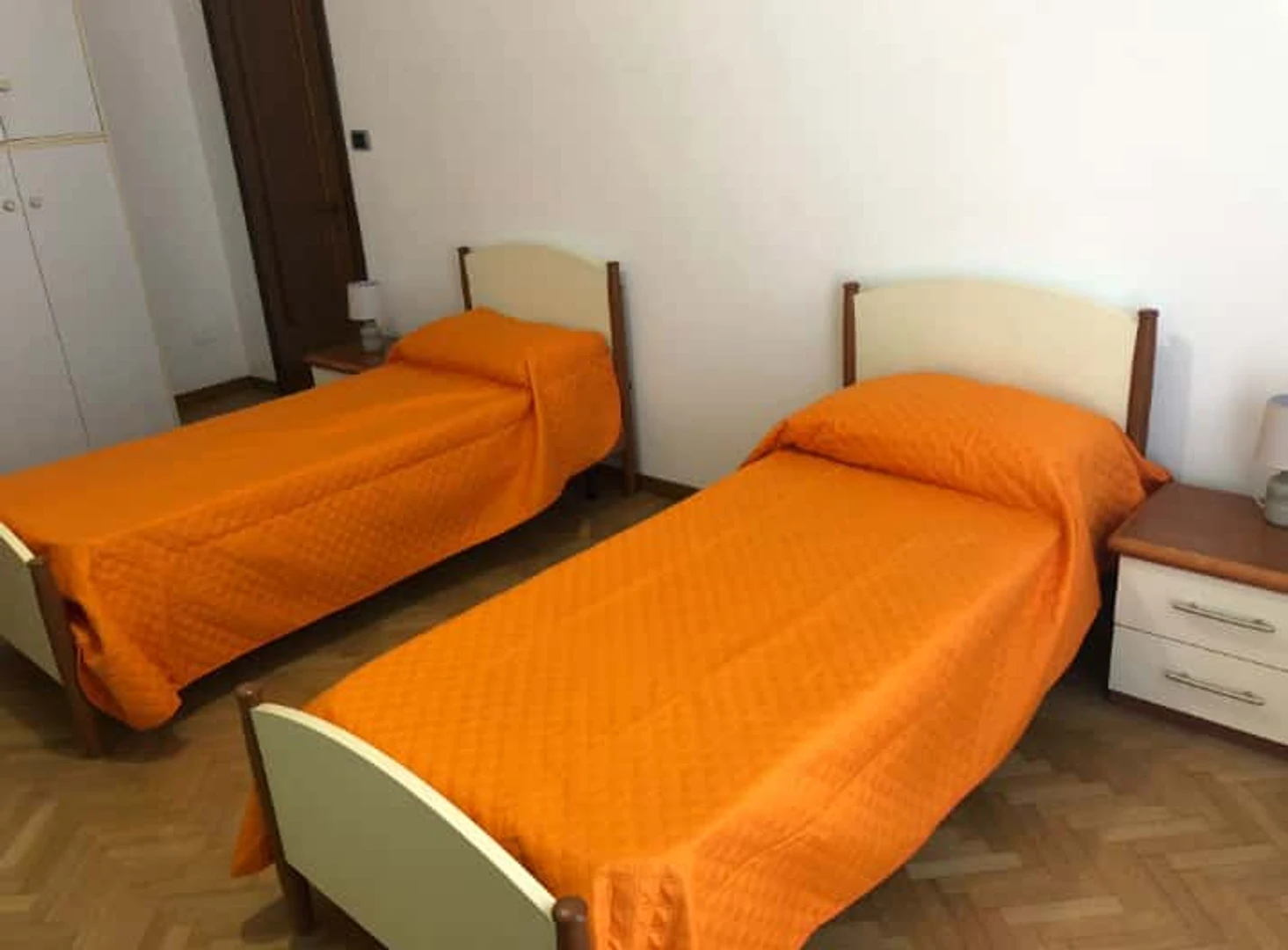Habitación compartida en apartamento de 3 dormitorios Ferrara